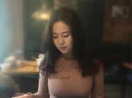 小玲，29歲豐腴爆乳人妻 身高165cm   體重50kg  G罩杯  她的肌...