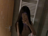 小奈24歲 身高167cm 體重47kg 擁有豐滿的E罩杯胸部和纖細腰肢